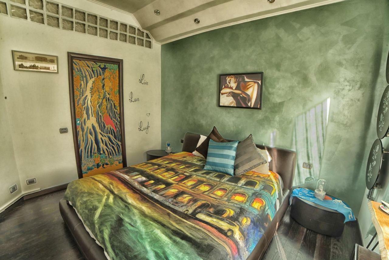 Habitación con cama extragrande y bañera de hidromasaje